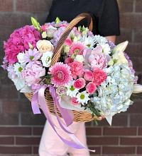Композиция солнечный день в Подосиновец Цветочная композиция из Розы, Хризантемы, Пионы и Лизиантусы в корзине в Подосиновец