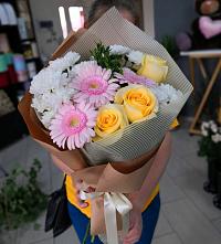 Букет цветов из:  Герберы, Розы и Хризантемы в Подосиновец