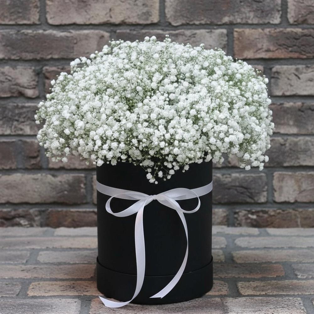 Цветочная композиция из Гипсофила в шляпной коробке в Подосиновец