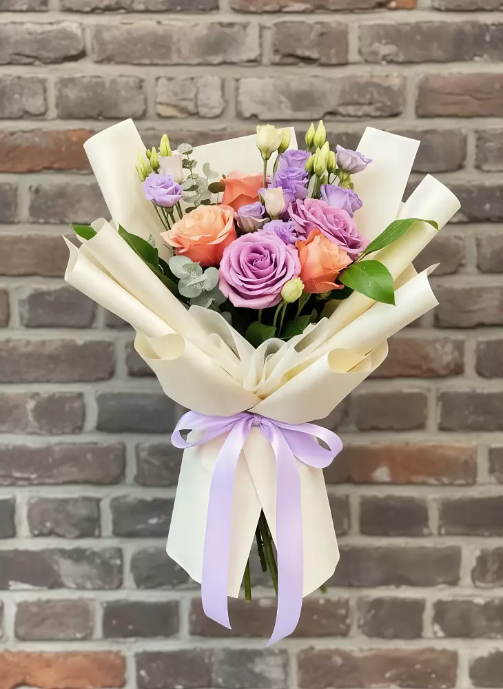 Букет цветов из: Лизиантусы и Розы в Подосиновец