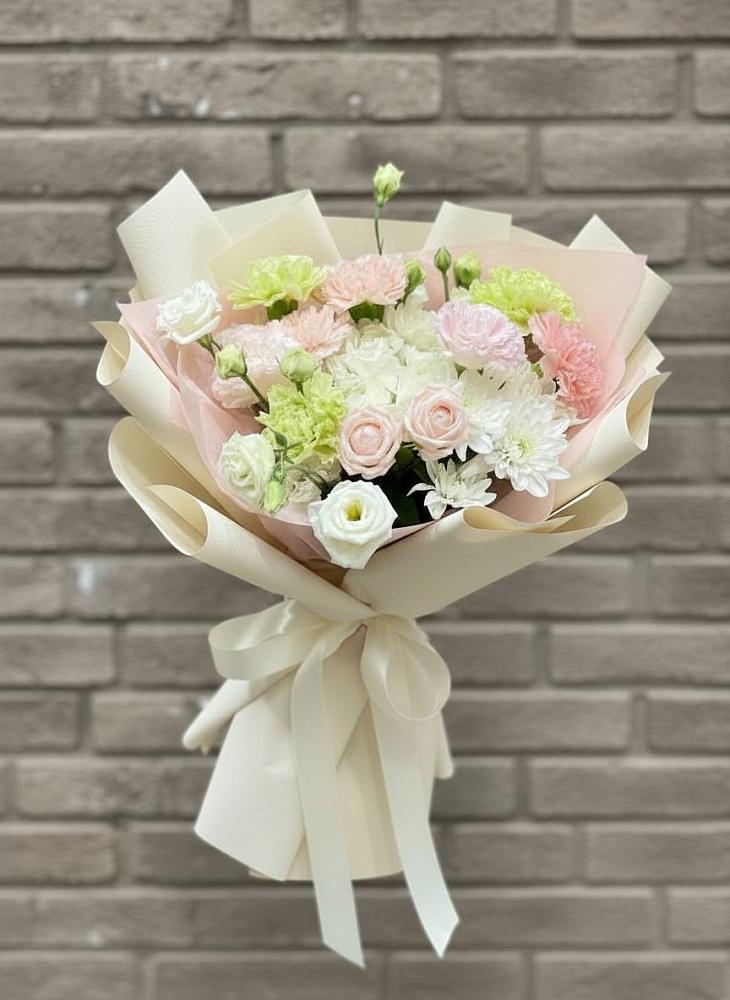 Букет цветов из: Гвоздики, Розы, Лизиантусы и Хризантемы в Подосиновец