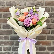 Букет цветов из:  Лизиантусы и Розы в Подосиновец