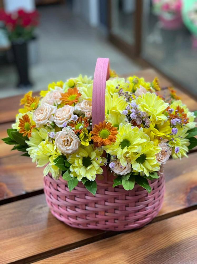 Цветочная композиция из Хризантемы и Розы в корзине в Подосиновец