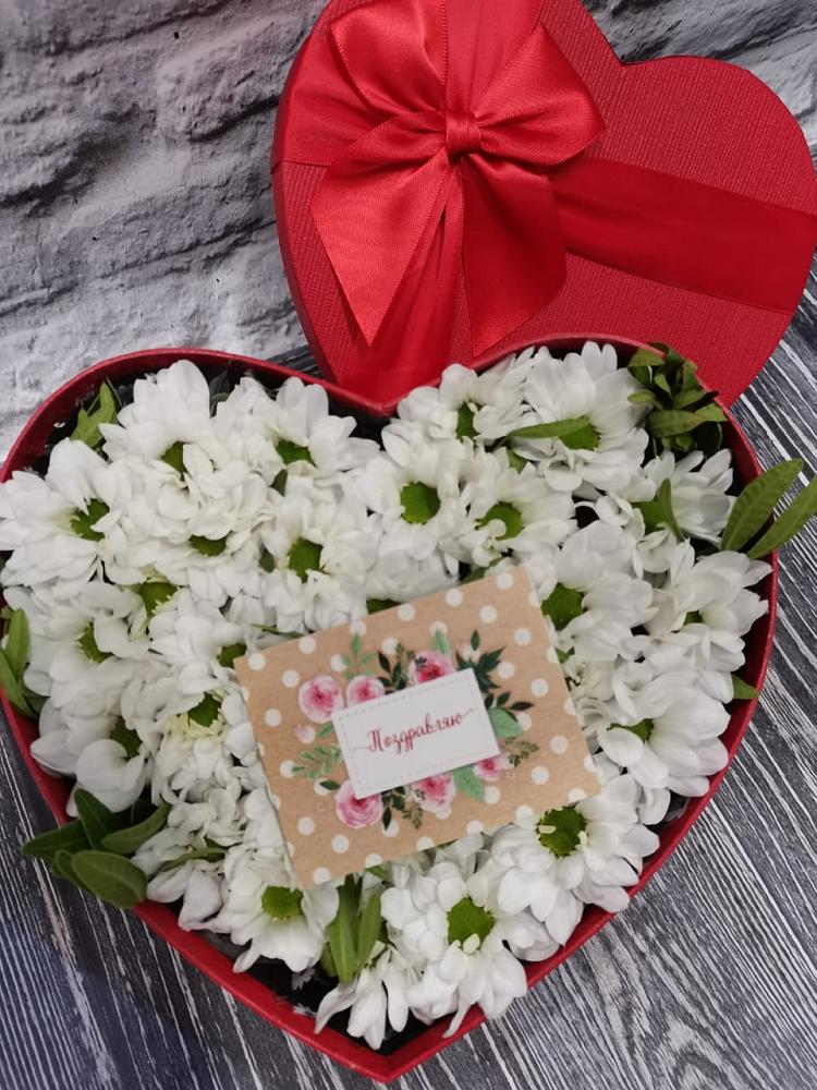 Цветочная композиция из Хризантемы в виде сердца в Подосиновец