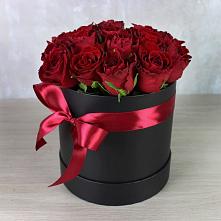 Цветочная композиция из Розы в шляпной коробке в Подосиновец